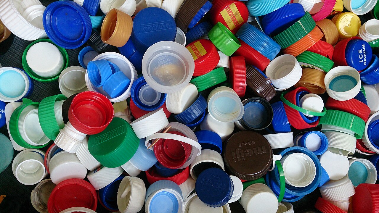 Đống nút chai nhựa HDPE sạch phân loại màu